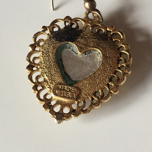 Gold tone deep green heart earrings - Picture 6 of 8